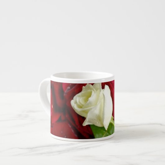 Weiße Rose auf roten Blumenblättern Espressotasse (Vorderseite Links)