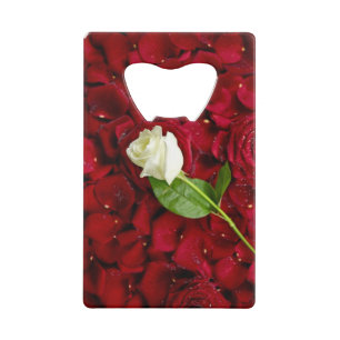 Weiße Rose auf roten Blumenblättern Geldkarten Flaschenöffner