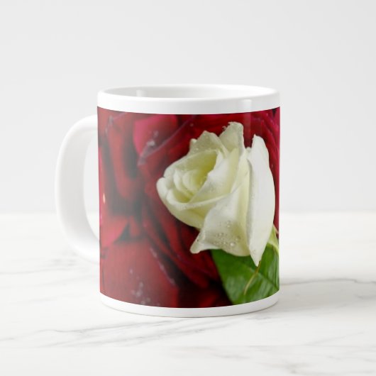 Weiße Rose auf roten Blumenblättern Jumbo-Tasse (Vorderseite Links)