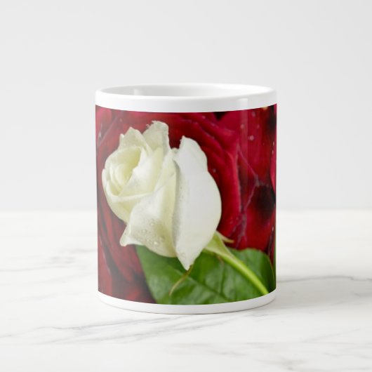 Weiße Rose auf roten Blumenblättern Jumbo-Tasse (Vorderseite)