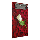 Weiße Rose auf roten Blumenblättern Mini Klemmbrett (Schrägansicht)