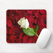 Weiße Rose auf roten Blumenblättern Mousepad (Mit Mouse)