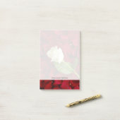 Weiße Rose auf roten Blumenblättern Post-it Klebezettel (Auf Schreibtisch)