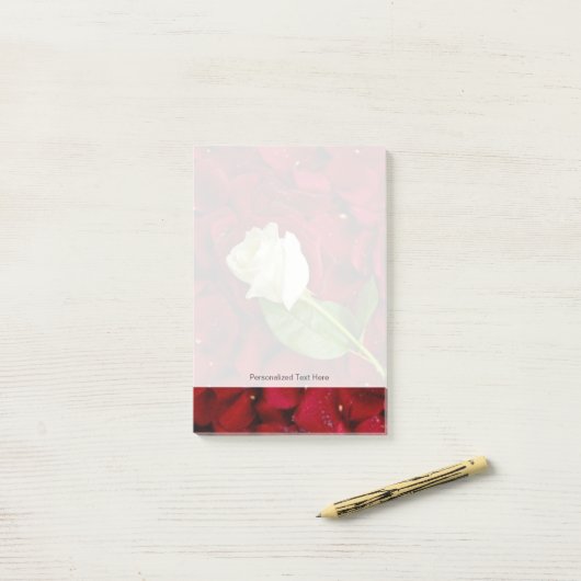 Weiße Rose auf roten Blumenblättern Post-it Klebezettel (Auf Schreibtisch)