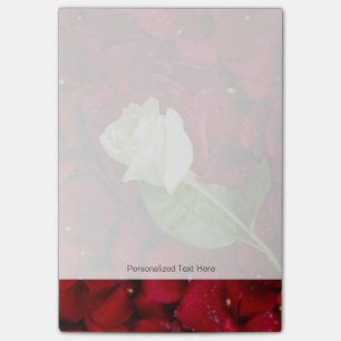 Weiße Rose auf roten Blumenblättern Post-it Klebezettel