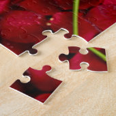 Weiße Rose auf roten Blumenblättern Puzzle (Seite)