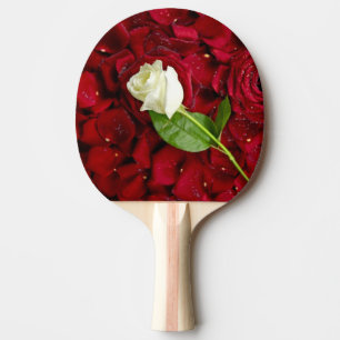 Weiße Rose auf roten Blumenblättern Tischtennis Schläger