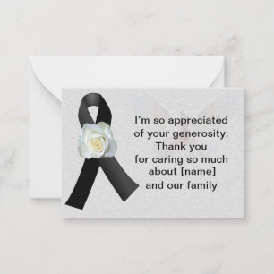 Weiße Rose auf schwarzem Ribbon nach der Beerdigun Mitteilungskarte