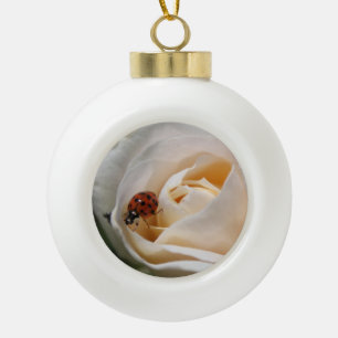Weiße Rose Blume und glücklicher Ladybug. Keramik Kugel-Ornament