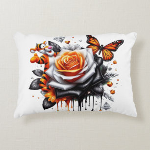 Weiße Rose mit orangen Monarchfalter und Schnitt Dekokissen