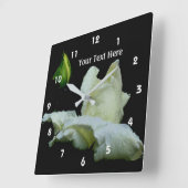 Weiße Rose und Regentropfen-Blume Quadratische Wanduhr (Winkel)