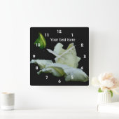 Weiße Rose und Regentropfen-Blume Quadratische Wanduhr (Zuhause)