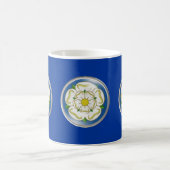 Weiße Rose von Yorkshire-Flagge Kaffeetasse (Mittel)