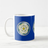 Weiße Rose von Yorkshire-Flagge Kaffeetasse (Links)