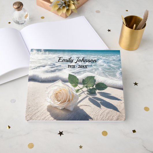 Weiße Rosen am Strand Sand Gästebuch (Vorderseite Offen)