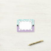 Weiße Rosen auf Aqua u. lila Post-it Klebezettel (Auf Schreibtisch)