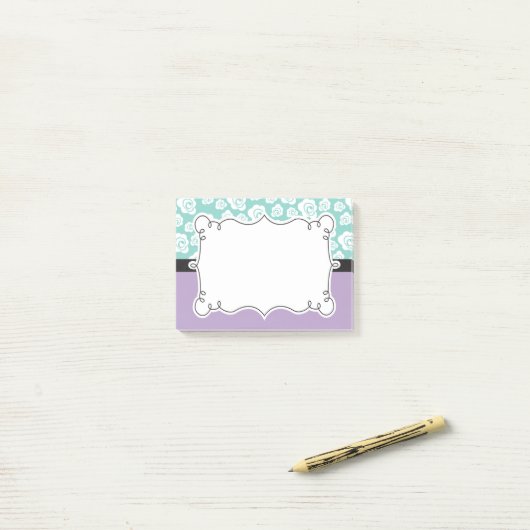 Weiße Rosen auf Aqua u. lila Post-it Klebezettel (Auf Schreibtisch)