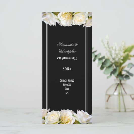 Weiße Rosen auf dem Schwarzen Kirchenhochzeitprogr Programm (Stehend Vorderseite)
