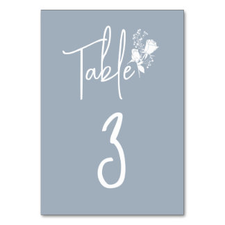 Weiße Rosen auf der blauen Tafelkarte von Dusty Tischnummer
