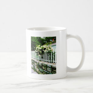 Weiße Rosen auf einem Zaun Kaffeetasse