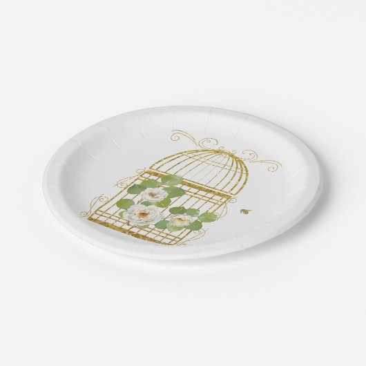 Weiße Rosen auf einer Goldpapierplatte Pappteller (Schrägansicht)