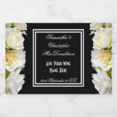 Weiße Rosen auf einer Hochzeit mit schwarzem Blume Schaumweinetikett (Einzelnes Label)