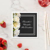 Weiße Rosen auf einer Hochzeit mit schwarzem Blume Serviette (Beispiel)