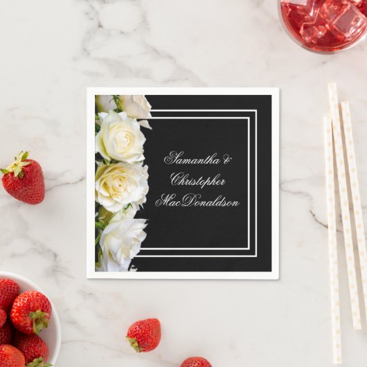 Weiße Rosen auf einer Hochzeit mit schwarzem Blume Serviette (Beispiel)