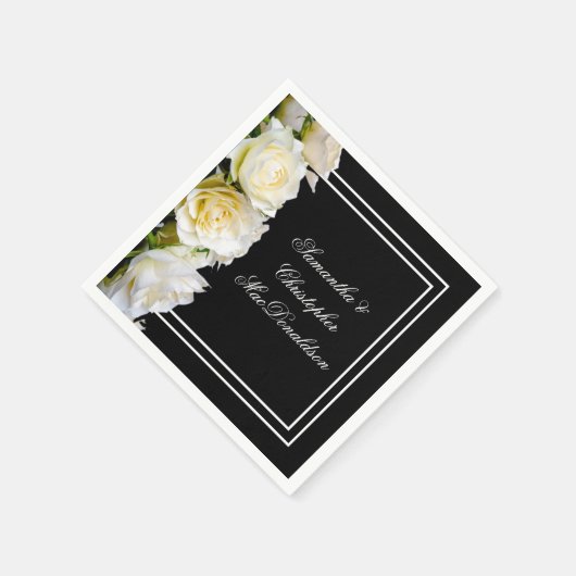 Weiße Rosen auf einer Hochzeit mit schwarzem Blume Serviette (Ecke)