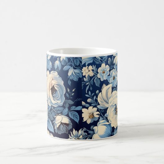 Weiße Rosen auf Indigoblau Hintergrund Kaffeetasse (Mittel)