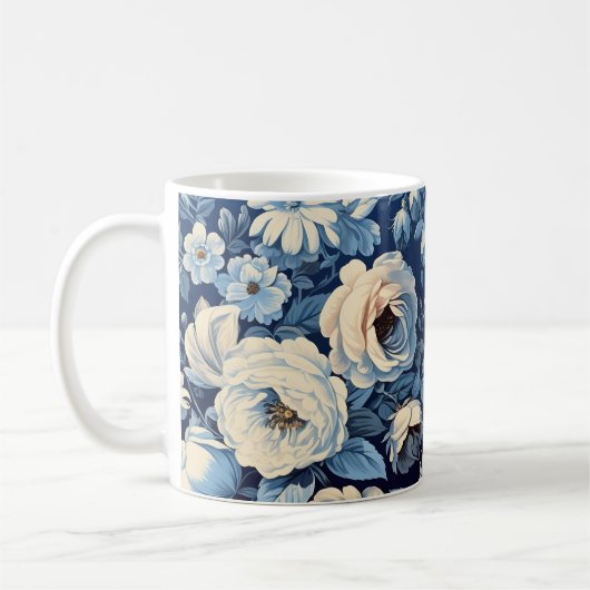 Weiße Rosen auf Indigoblau Hintergrund Kaffeetasse (Links)