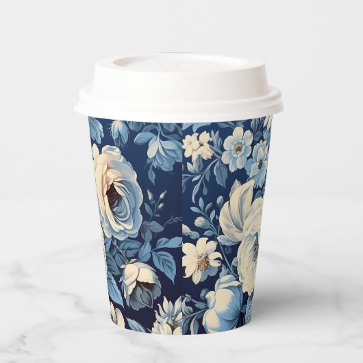 Weiße Rosen auf Indigoblau Hintergrund Pappbecher (Links)