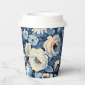 Weiße Rosen auf Indigoblau Hintergrund Pappbecher (Rückseite)