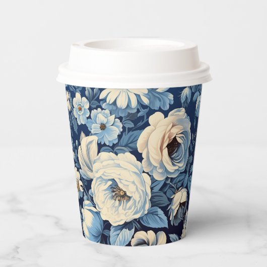 Weiße Rosen auf Indigoblau Hintergrund Pappbecher (Rückseite)