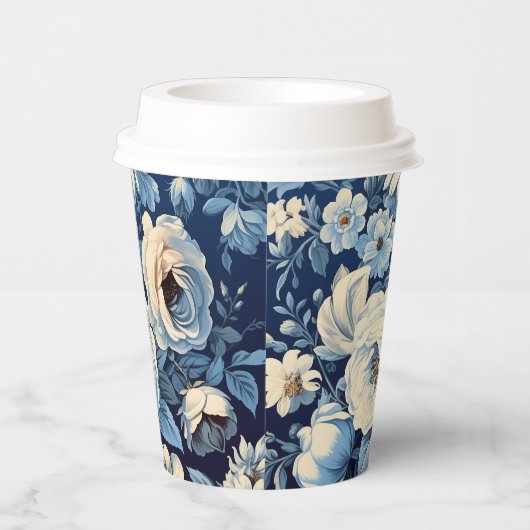 Weiße Rosen auf Indigoblau Hintergrund Pappbecher (Rechts)