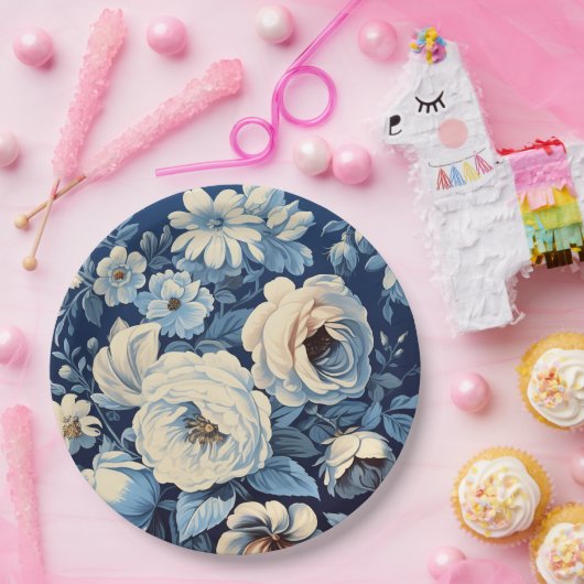 Weiße Rosen auf Indigoblau Hintergrund Pappteller (Party)