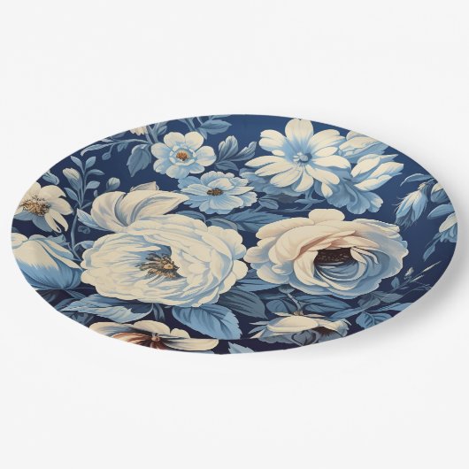 Weiße Rosen auf Indigoblau Hintergrund Pappteller (Schrägansicht)