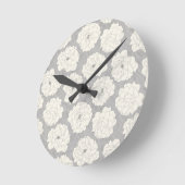 Weiße Rosen auf Light Gray - nahtloses Muster. Runde Wanduhr (Winkel)
