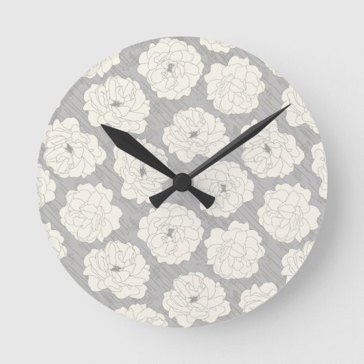 Weiße Rosen auf Light Gray - nahtloses Muster. Runde Wanduhr (Vorderseite)