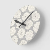 Weiße Rosen auf Light Gray - nahtloses Muster. Runde Wanduhr (Winkel)