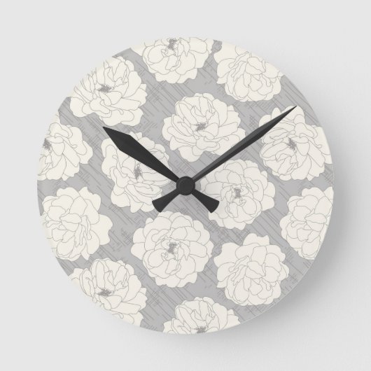 Weiße Rosen auf Light Gray - nahtloses Muster. Runde Wanduhr (Vorderseite)