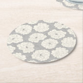 Weiße Rosen auf Light Gray - nahtloses Muster. Runder Pappuntersetzer (Angewinkelt)