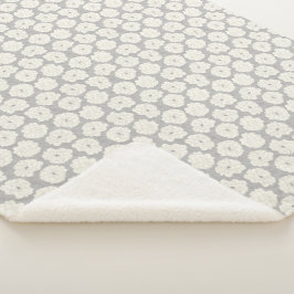 Weiße Rosen auf Light Gray - nahtloses Muster. Sherpadecke