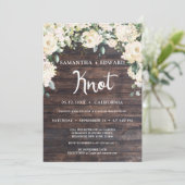 Weiße Rosen aus rustikalem Holz, die den Knoten be Einladung (Stehend Vorderseite)