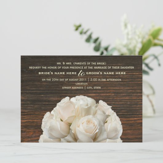 Weiße Rosen & Barnwood Einladung zur Hochzeit (Stehend Vorderseite)