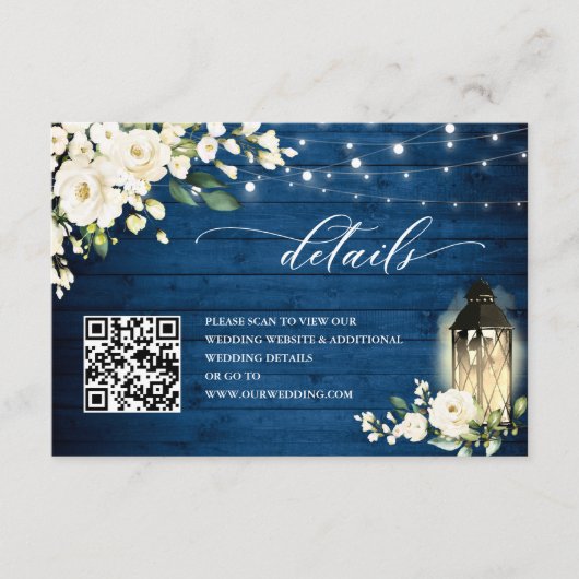 Weiße Rosen Blau Holzlattern Hochzeitsdetails Begleitkarte (Vorderseite)