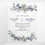 Weiße Rosen, blaue Berries, Kiefernnadeln Hochzeit Dreifach Gefaltete Einladung (Innenseite Mitte)