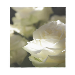 Weiße Rosen-Blumenblüten-Schicksals-Gärten Notizblock