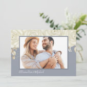 Weiße Rosen Dusty Blue Elegante Save The Date (Stehend Vorderseite)