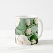 Weiße Rosen Elegant auf Grün Kaffeetasse (VorderseiteRechts)